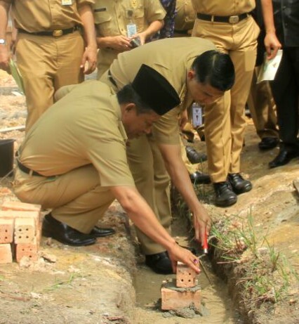 Wako dan Wawako saat meletakkan batu pertama pembangunan kantor Camat Paal Merah.